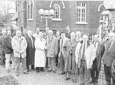 Besuchergruppe aus England vor dem Mühlenmuseum
