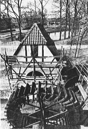 Wassermühle mit Baugerüst von oben