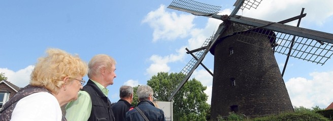 Besucher an der Windmühle