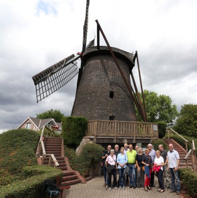 Besuchergruppe - Gruppenbild vor der Windmühle