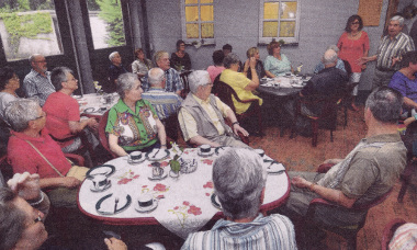 Seniorengruppe in der Cafeteria