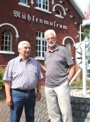 Kurt Altena und Gundolf Scheweling vor dem Mhlenmuseum