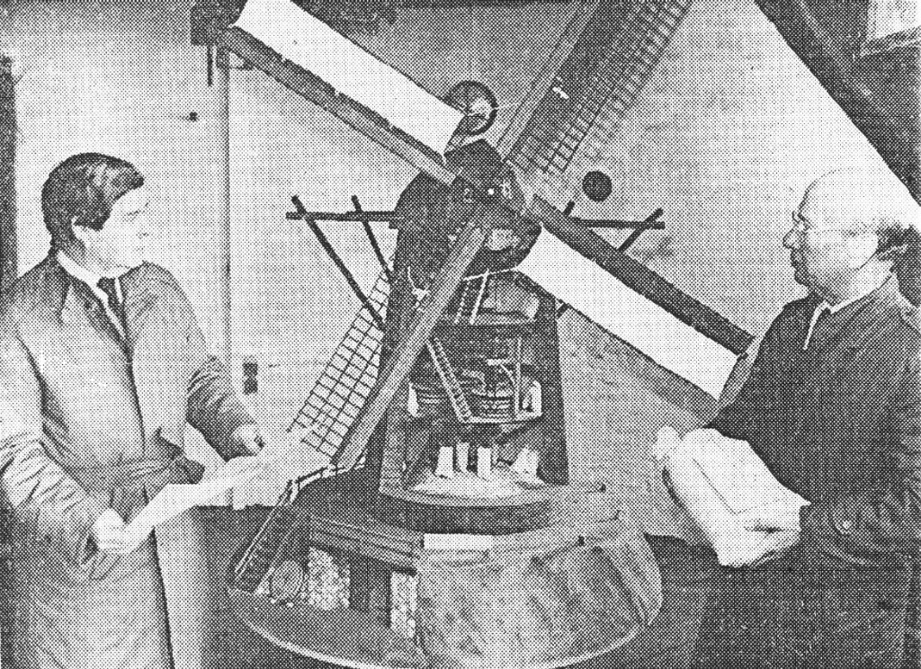 Kurt Altena und Friedrich Bongers mit Mühlenmodell