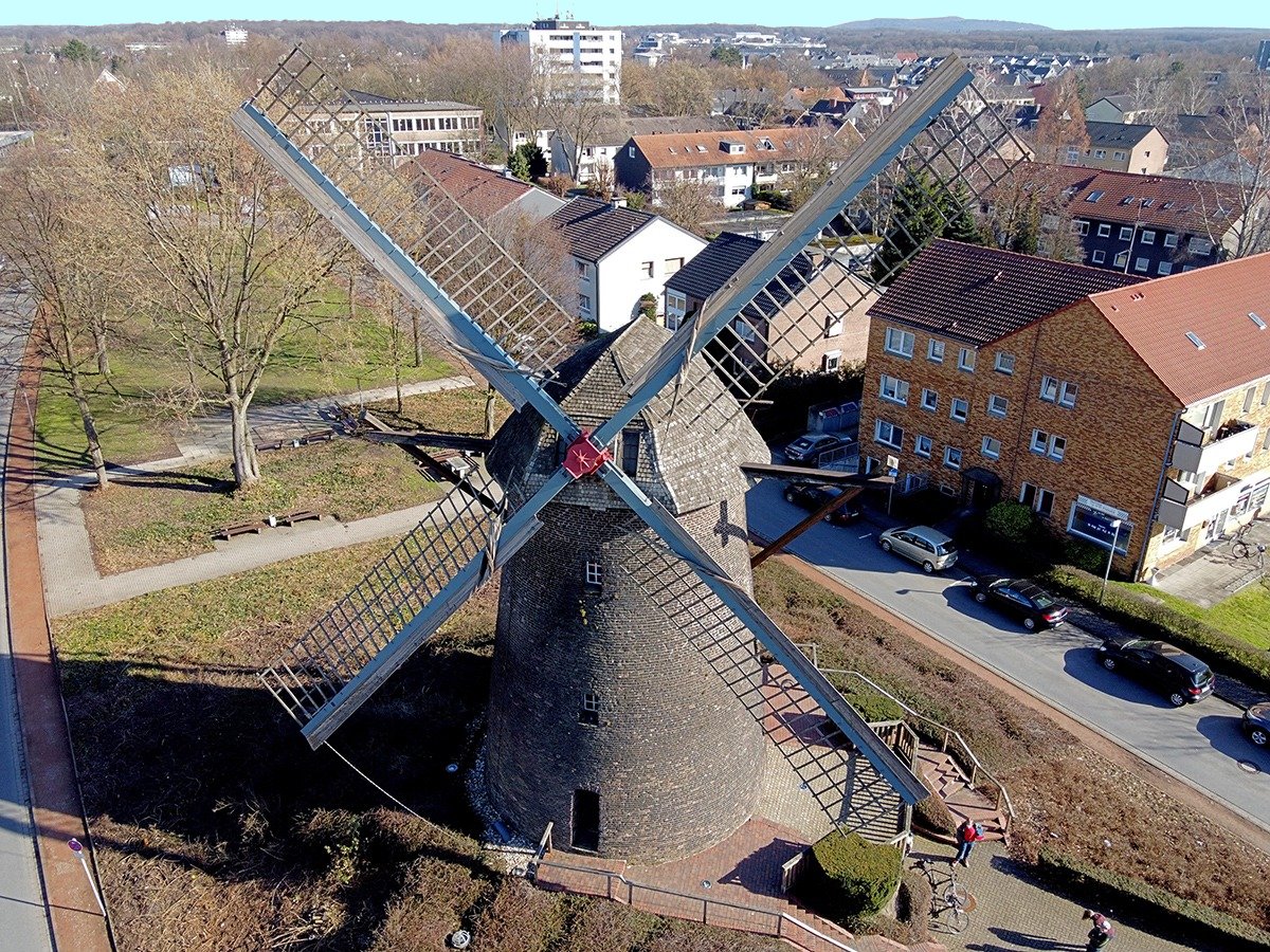 Die Hiesfelder Windmühle aus Sicht von niedriger Flughöhe