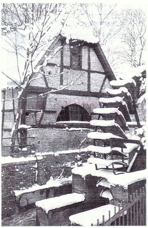 Wasserrad und Fachwerkhaus im Winter 1955