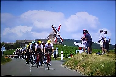 Windmhle mit Fahrern der Tour de France