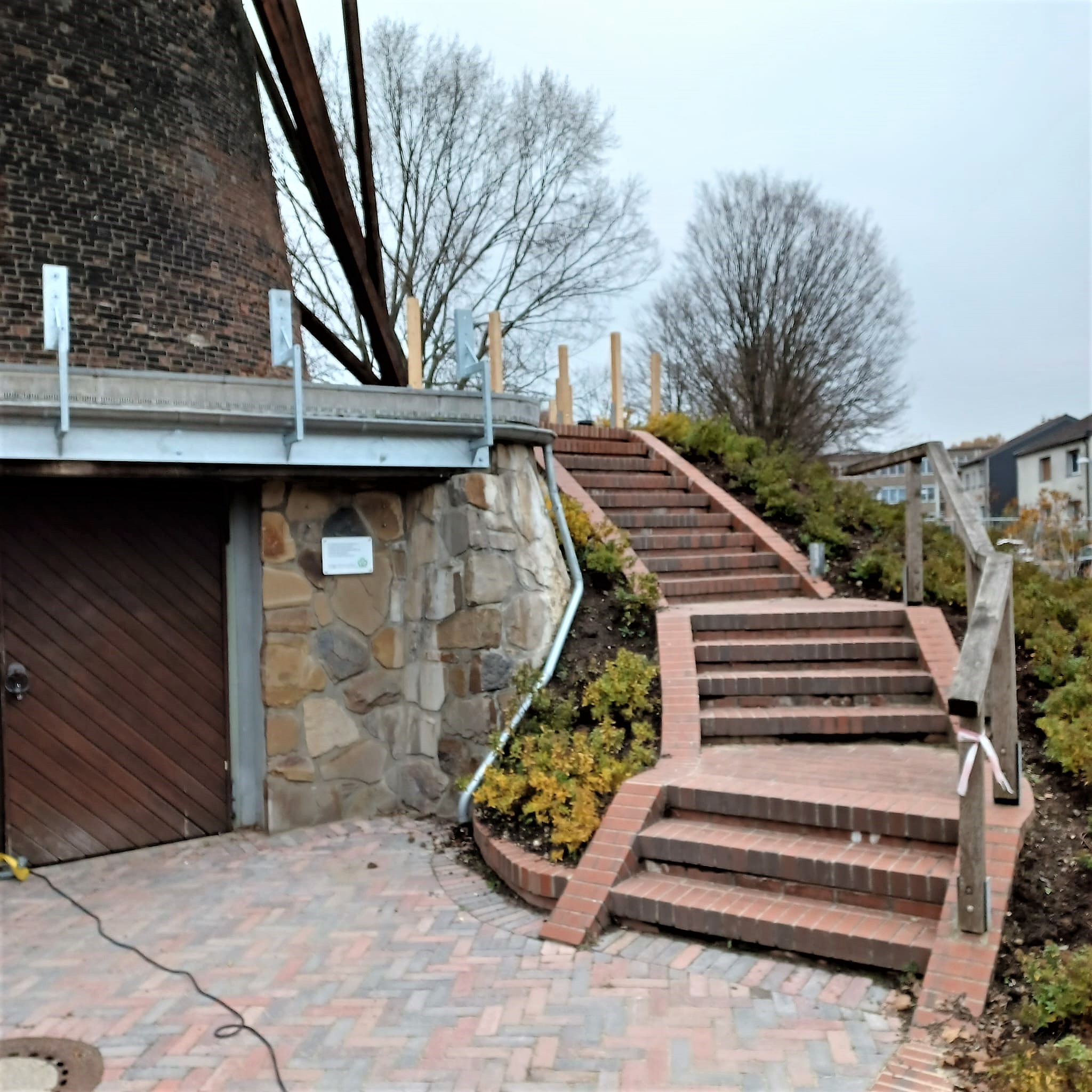 der rechte Treppenaufgang und die ersten Stangen zur Befestigung Geländer