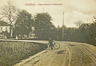 die Kirchstrae Anfang des 20. Jahrhundert mit Haus Hiesfeld und Mhle