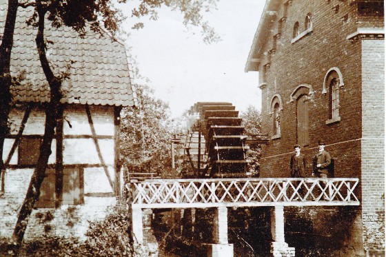 Johann Kampen vor seiner Mühle auf der neu gebauten Brücke über den Rotbach